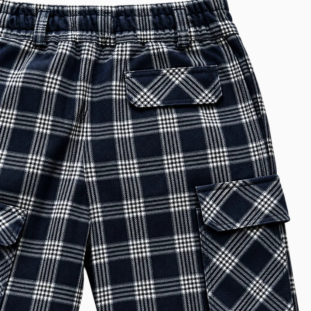 Dettaglio tessuto a quadri blu e bianco pantalone cargo bambino elasticizzato
