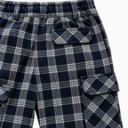 Dettaglio tessuto a quadri blu e bianco pantalone cargo bambino elasticizzato