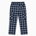 Vista posteriore pantalone cargo bambino a quadri blu e bianco con tasche