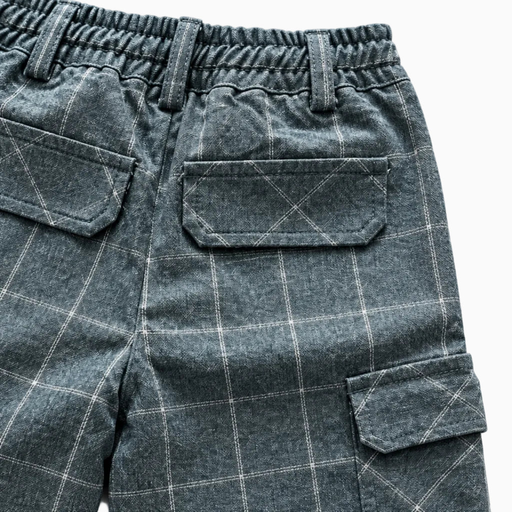 Dettaglio vita elastica e tasconi posteriori pantalone cargo bambino Jeckerson a quadri grigio