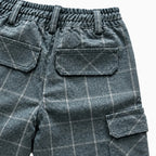 Dettaglio vita elastica e tasconi posteriori pantalone cargo bambino Jeckerson a quadri grigio