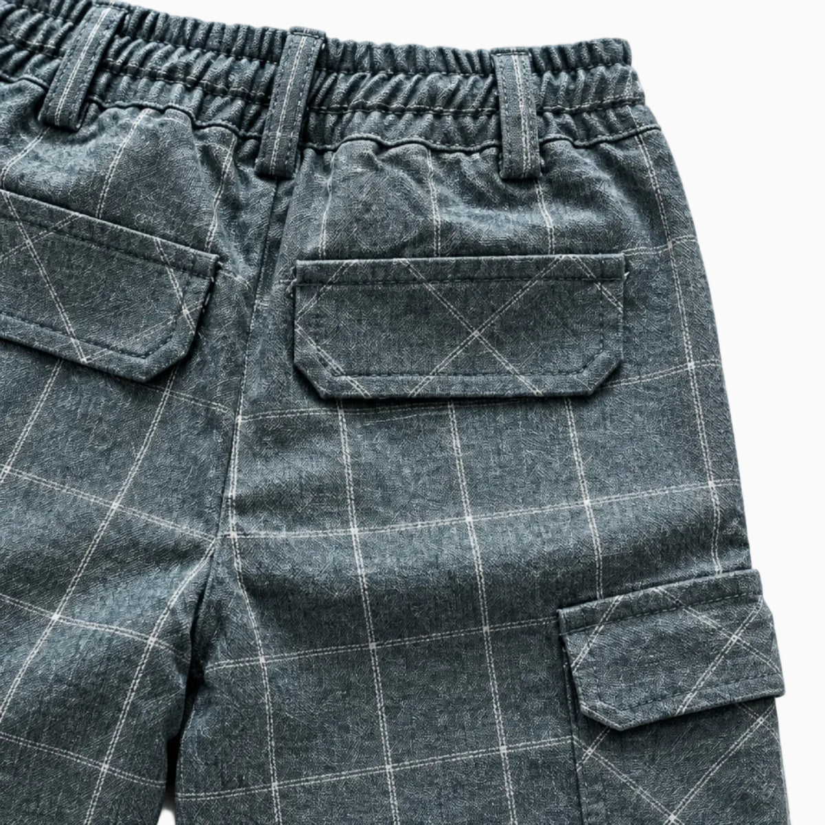 Dettaglio vita elastica e tasconi posteriori pantalone cargo bambino Jeckerson a quadri grigio