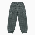 Vista frontale pantalone cargo bambino Jeckerson grigio scuro a quadri con polsini elasticizzati