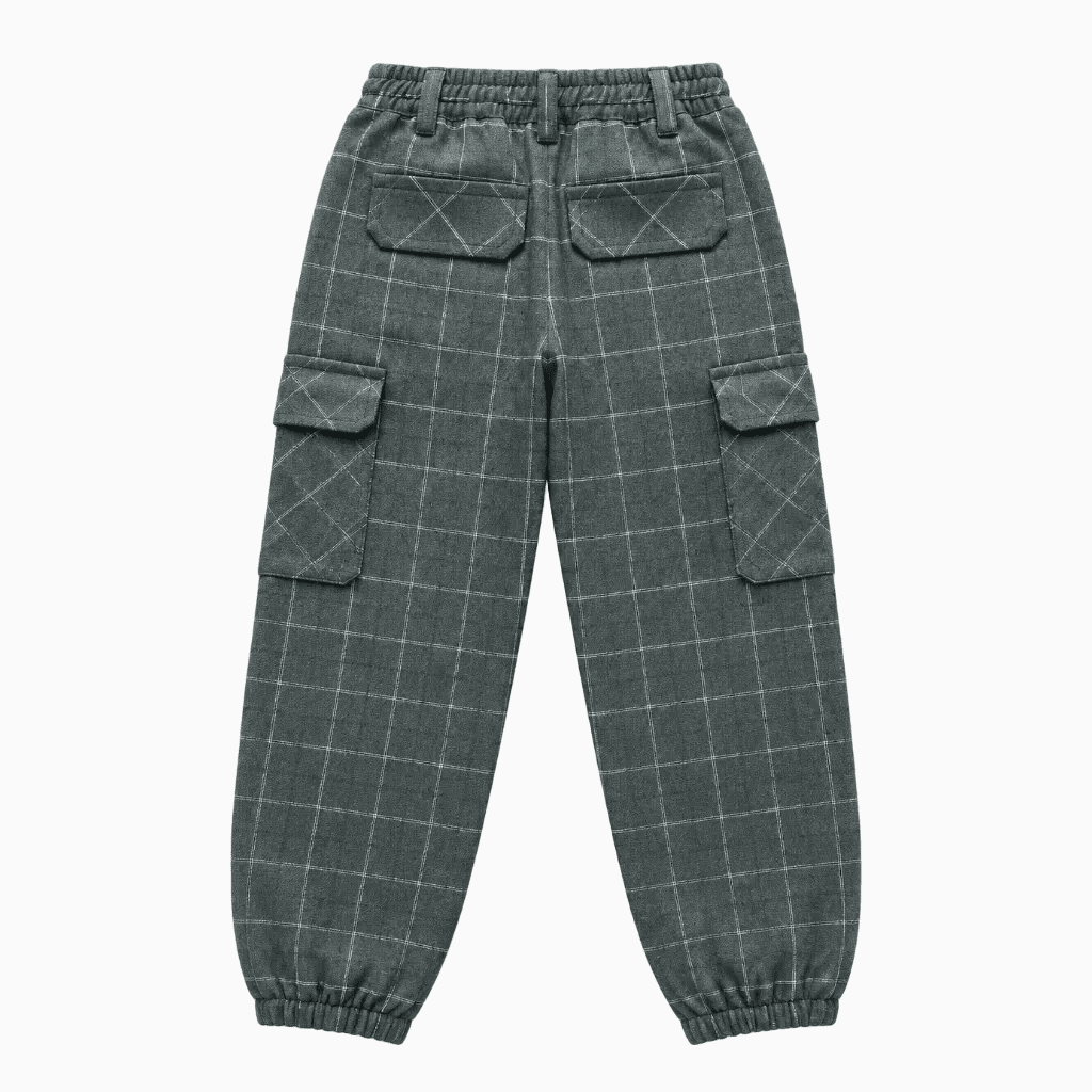 Vista frontale pantalone cargo bambino Jeckerson grigio scuro a quadri con polsini elasticizzati