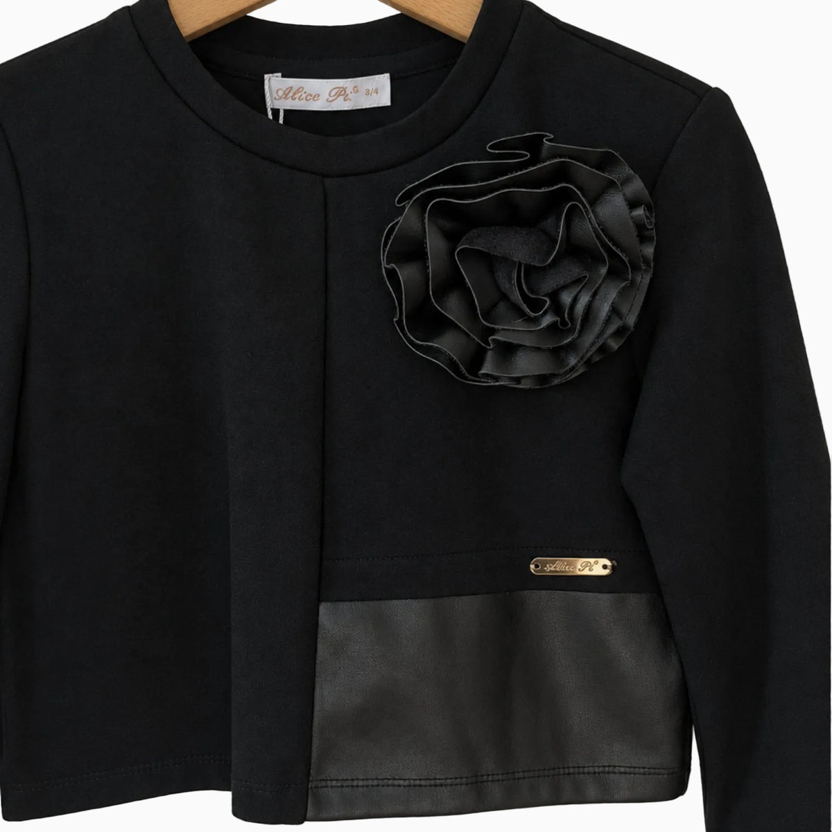 Dettaglio application floreale e etichetta collo top nero bambina Alice Pi con inserto ecopelle