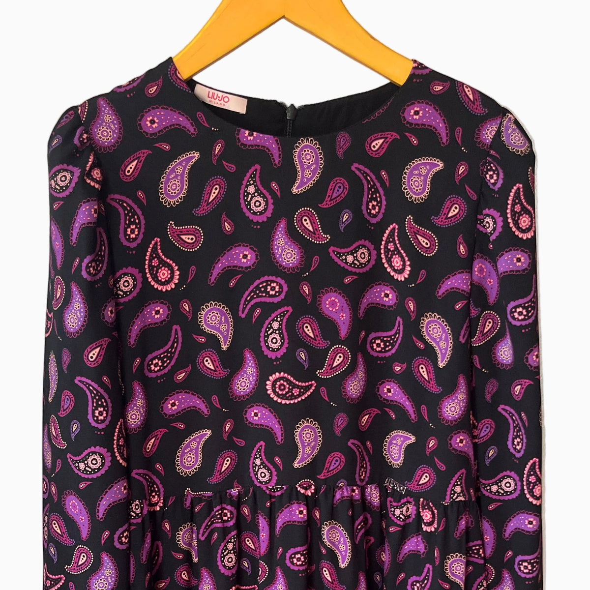 Dettaglio abito Liu Jo Better bambino: tessuto cachemire nero con stampa paisley fucsia, cuciture spalla e zip posteriore nascosta