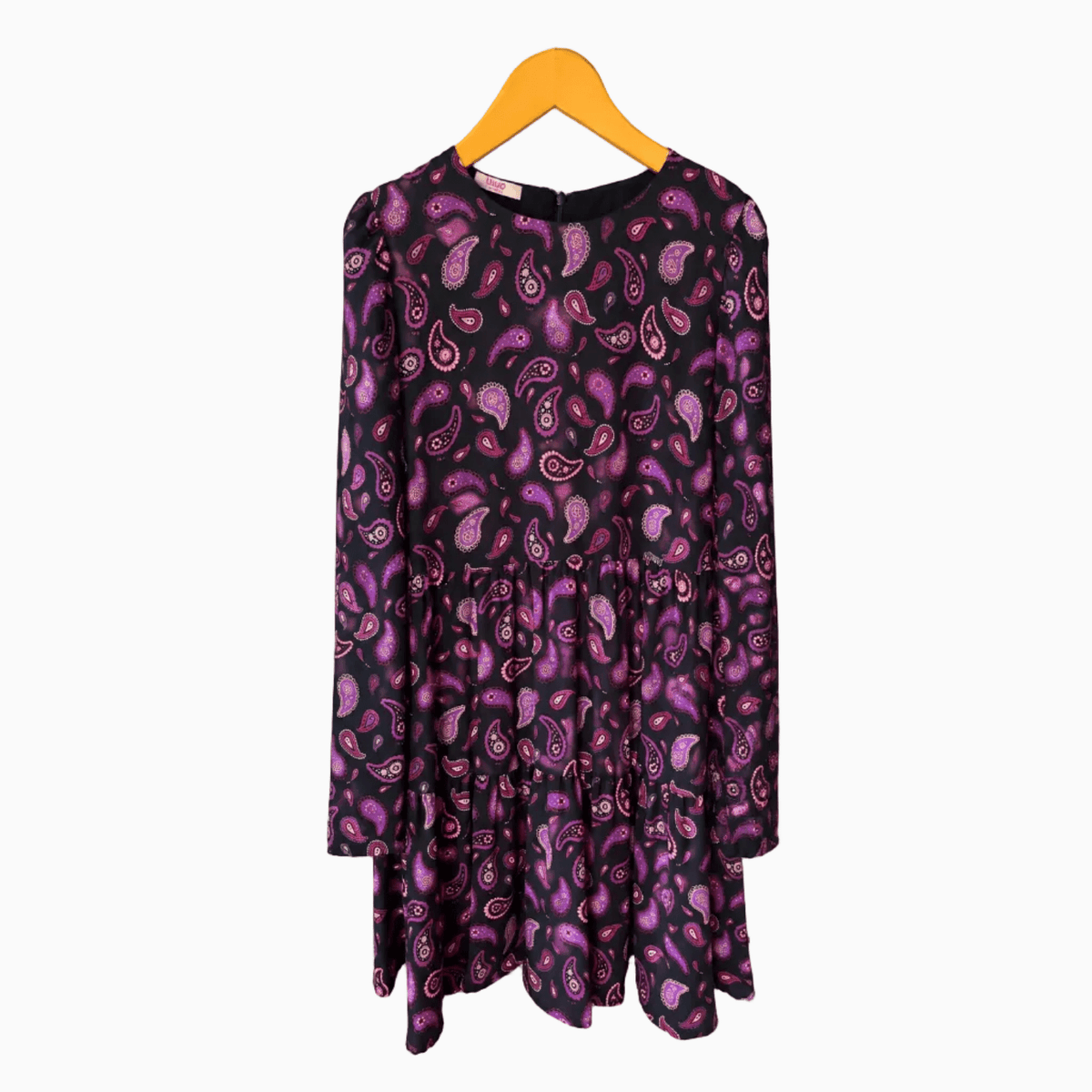 Abito nero svasato Liu Jo bambina con fantasia paisley viola e magenta, maniche lunghe e scollo rotondo su appendino
