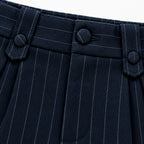 Dettaglio tessuto gessato e cuciture shorts sartoriali bambina