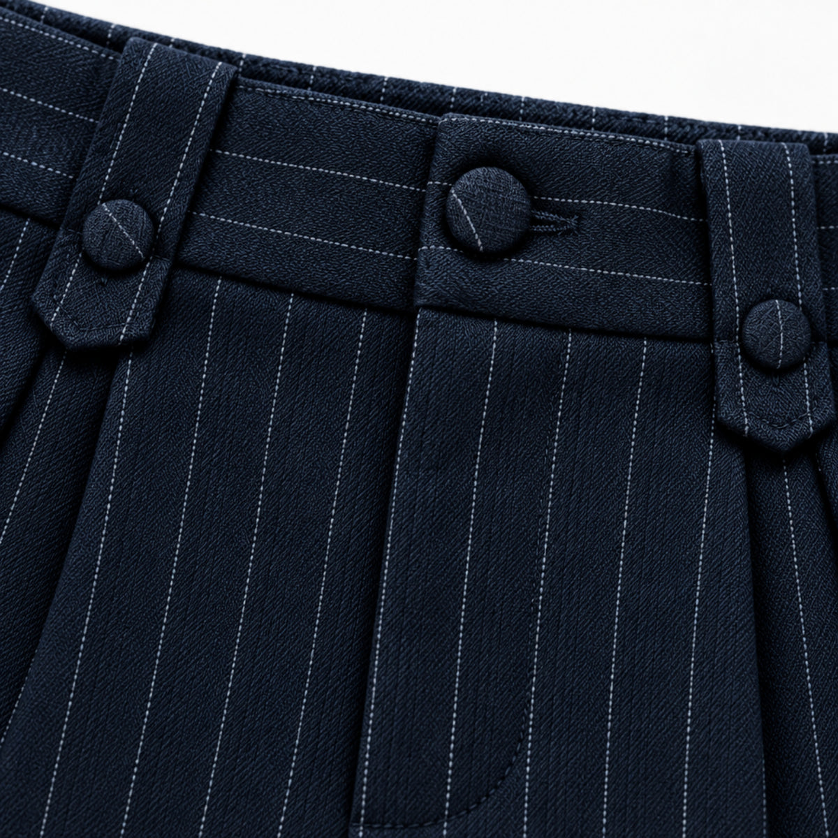 Dettaglio tessuto gessato e cuciture shorts sartoriali bambina