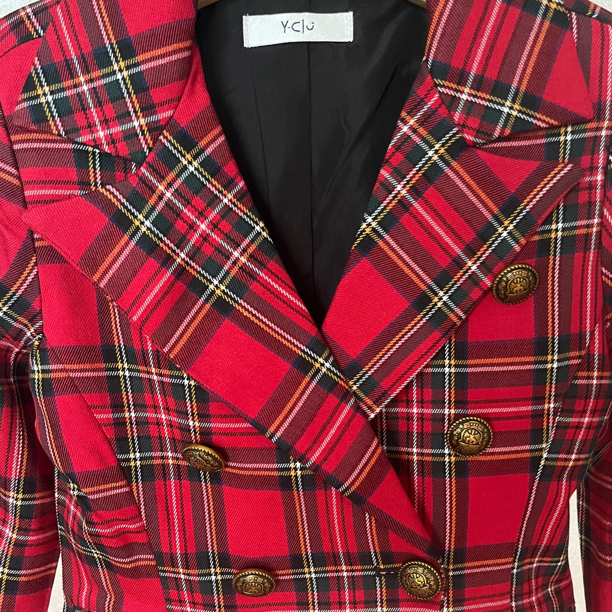 Dettaglio tessuto tartan e bottoni bronzo giacca bambina Y-CLU'