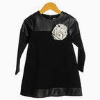 Alice Pi abito nero con dettagli in ecopelle e spilla fiore bambina