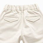 Dettaglio tessuto cotone latte e cuciture tasche posteriori pantaloni