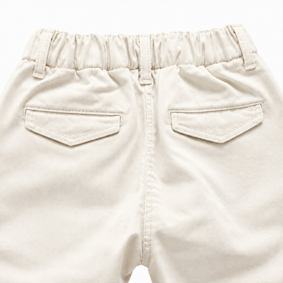 Dettaglio tessuto cotone latte e cuciture tasche posteriori pantaloni