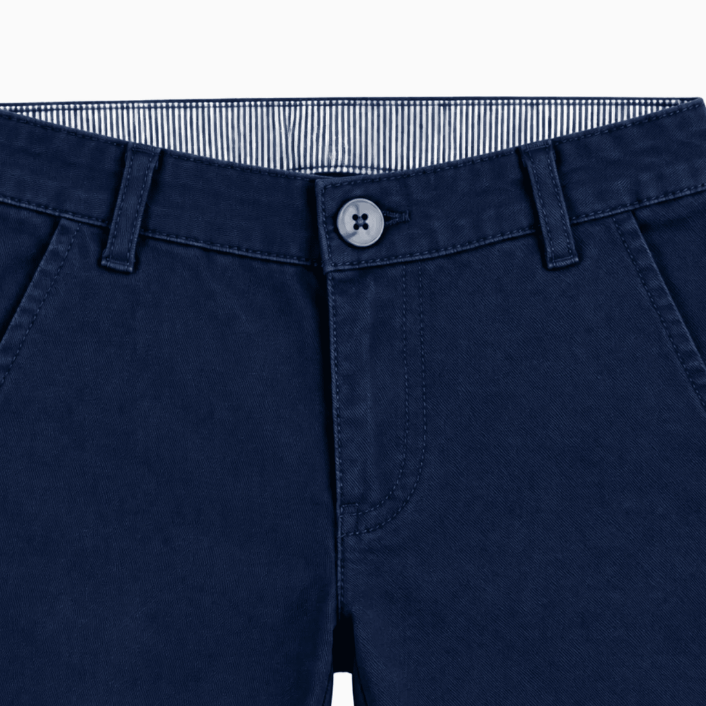 Dettaglio vita elastica pantalone bambino blu navy con fantasia righe e passanti