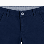 Dettaglio vita elastica pantalone bambino blu navy con fantasia righe e passanti