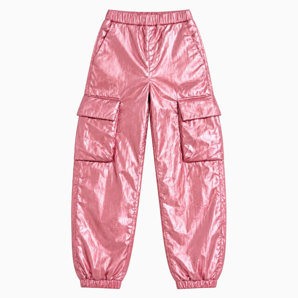 Vista posteriore pantalone cargo ragazza tasche glutei finitura lucida crinkled rosa