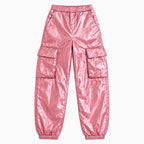 Vista posteriore pantalone cargo ragazza tasche glutei finitura lucida crinkled rosa