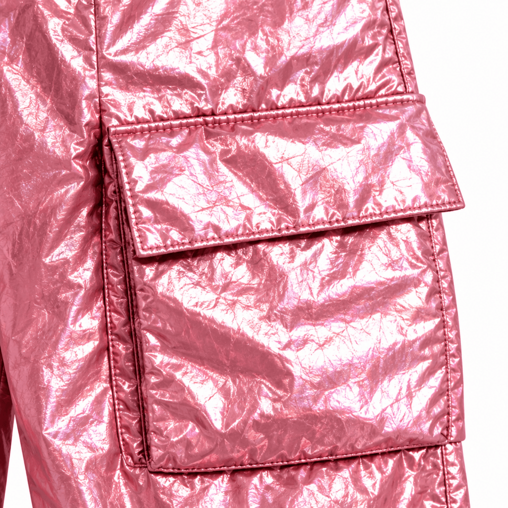 Dettaglio tasca cargo linguetta pantalone imbottito rosa metallico effetto liquid