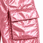 Dettaglio tasca cargo linguetta pantalone imbottito rosa metallico effetto liquid
