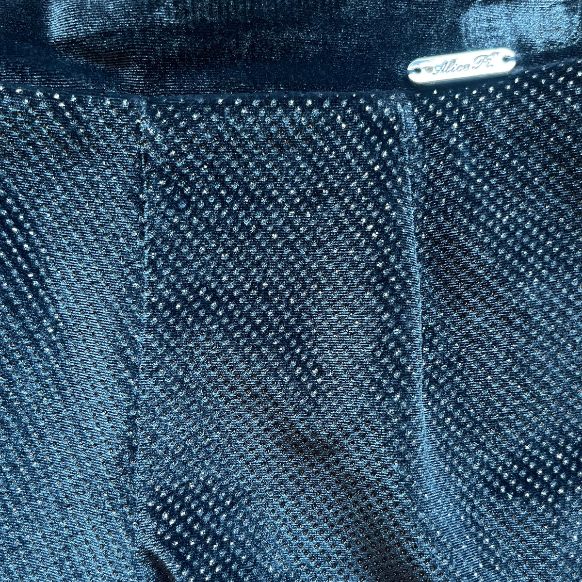 Dettaglio tessuto metallizzato grigio shorts bambina Alice Pi con targhetta logo