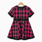 Vista posteriore abito tartan fuxia nero cerniera ecopelle gonna svasata