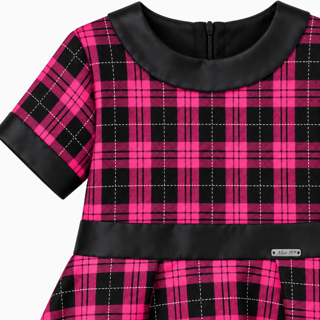 Dettaglio colletto e logo metallico Alice Pi su abito tartan fuxia nero ecopelle