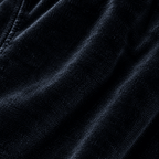 Dettaglio tessitura velluto nero morbido e liscio pantalone