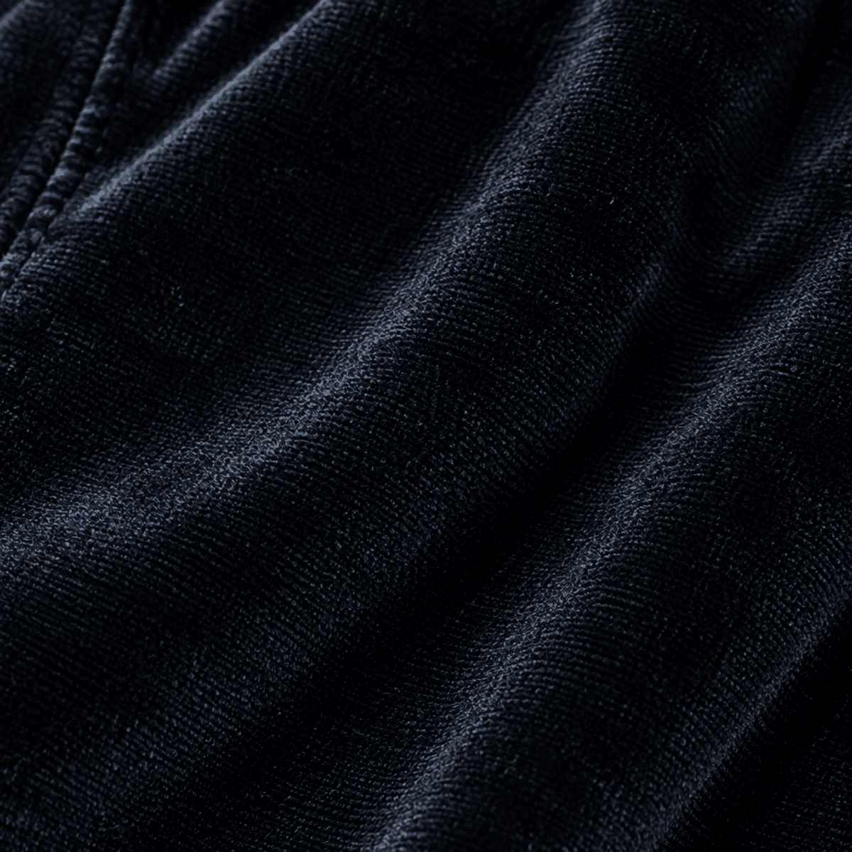 Dettaglio tessitura velluto nero morbido e liscio pantalone